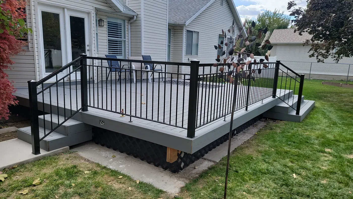 Composite deck with a black aluminium railing