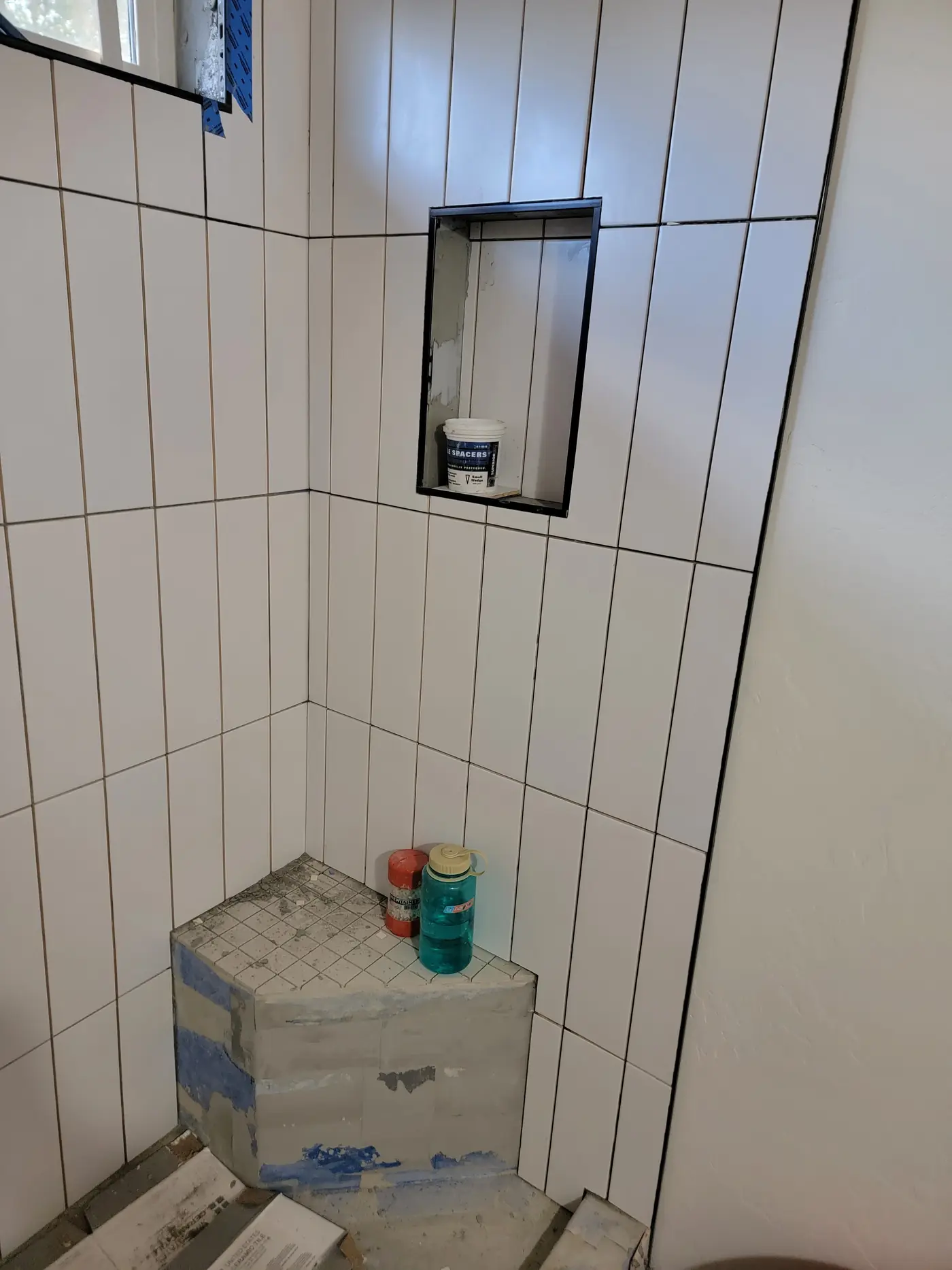 Niche set to the grout lines